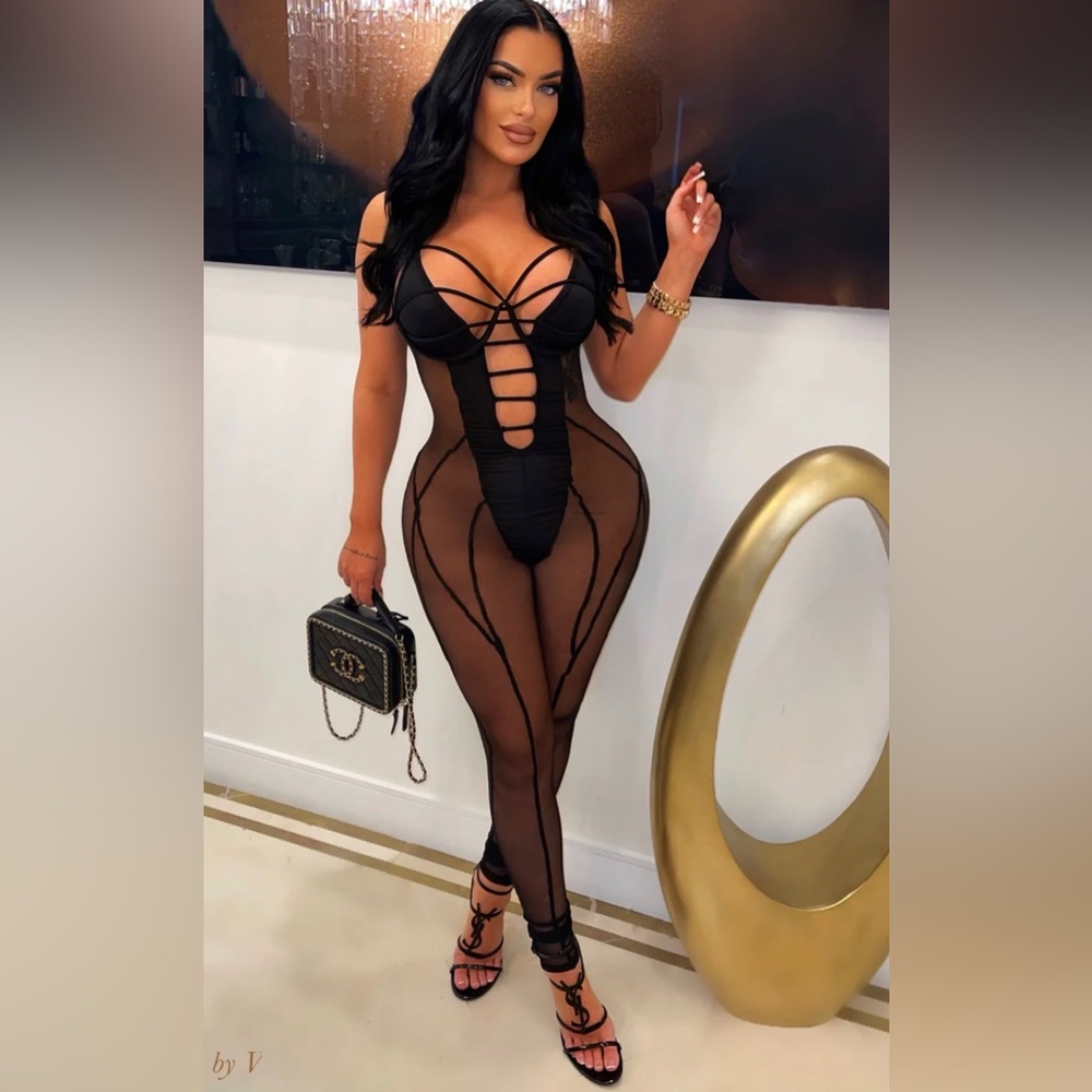 6️⃣0️⃣ BRAND NEW! Tags on! Beautiful jumpsuit 
Looks so good on.